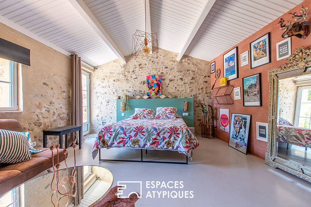 Casa di campagna arredata in stile eclettico francese e pop art