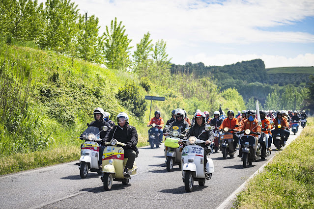 15.000 Vespa en procesión en los Vespa World Days 2024