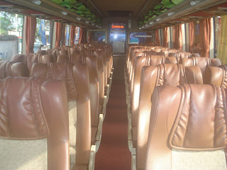 bus pariwisata merah sari