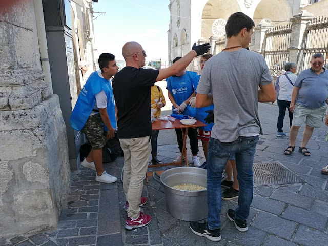 La gioia di essere utili. I ragazzi di Monte Sant'Angelo in aiuto ai più bisognosi