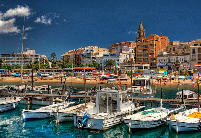 Esglèsia de Palamós, Platja Gran i barques.