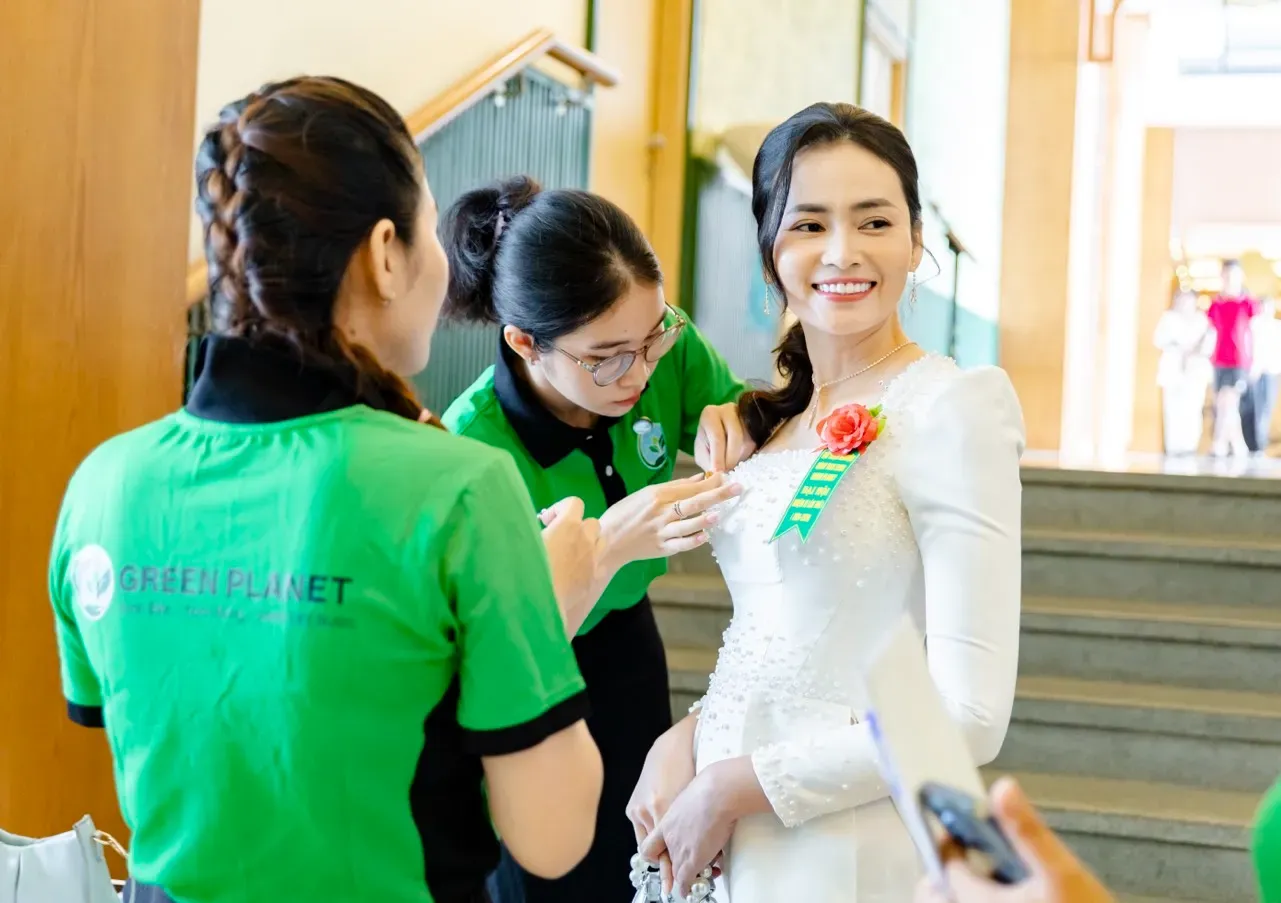 Mrs World Việt Nam 2022 Bích Hạnh trở thành Đại sứ Môi trường của dự án Green Planet