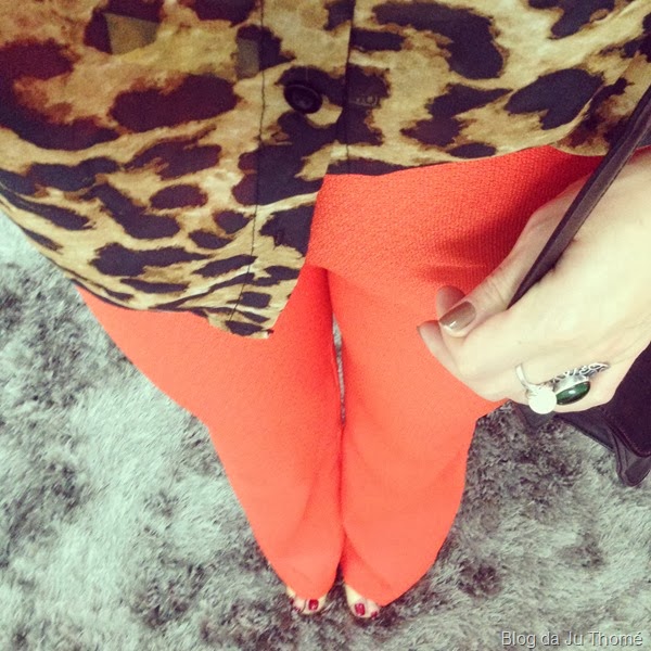 look calça flare laranja e camisa animal print (2)