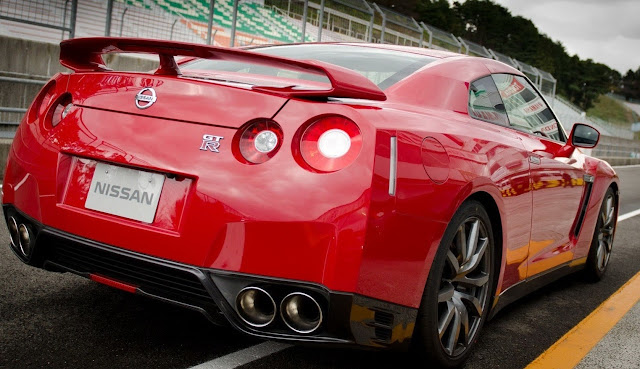 2014-Nissan-GTR-rear