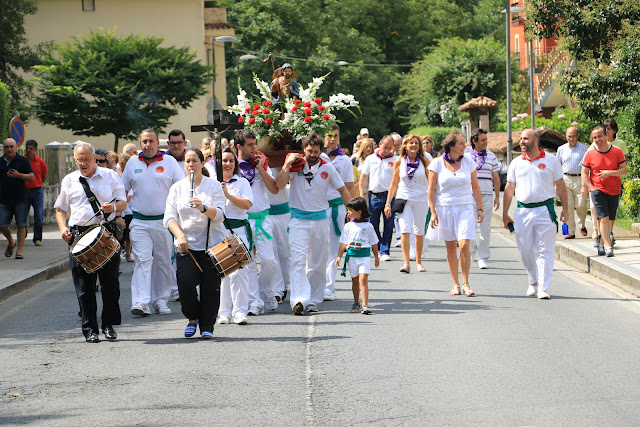 Procesión en las fiestas de El Regato