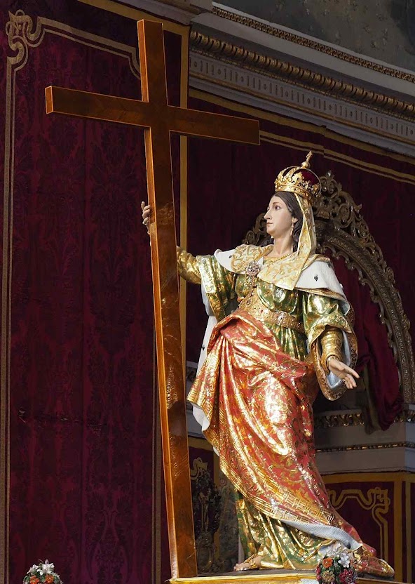 Santa Helena, mãe de Constantino imperador, recuperou as relíquias da Paixão, no século IV. E pediu para seu filho fazer a primeira igreja do Santo Sepulcro. Imagem na basílica de Santa Helena, em Birkirkara, Malta