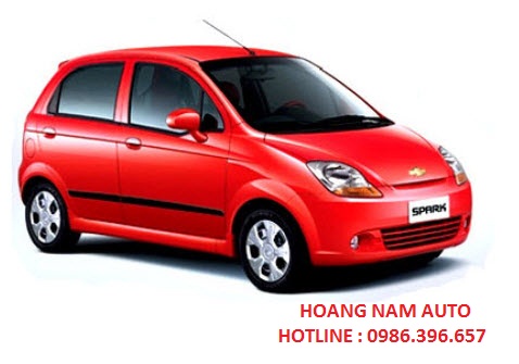          CHEVROLET - SPARK VAN Hotline : 0986.396.657 GIÁ THAM KHẢO : 234.000.000 VND   GIỚI THIỆU :  Chevrolet Spark thực ra là phiên bản update của Matiz.  So với Matiz, Chevrolet Spark vóc dáng trẻ trung hơn với những mặt phẳng trên thân, cụm đèn pha rộng với đèn xi-nhan kéo dài một vệt phía dưới. Lưới tản nhiệt của Spark hợp với logo hình chữ thập của Chevrolet khi thiết thế theo những hình chữ nhật thay cho kiểu tròn. Hốc hút gió khá lớn nên rất ấn tượng (ẢNH) Phía sau cụm đèn hậu nhô hẳn ra ngoài. Theo tiêu chuẩn châu Âu, Spark chỉ có một đèn báo lùi phía dưới bên phải. Đèn phản quang được gắn phía đối diện. Một cách tổng thể, Spark tạo nên những nét mới, thể thao và năng động hơn hẳn so với Matiz.  Điều đặc biệt, thương hiệu Chevrolet sẽ giúp mẫu xe này có "điểm" hơn trong mắt người tiêu dùng.   Tương xứng với ngoại thất, nội thất Spark hài hòa, gọn và đơn giản. Bảng đồng hồ được đưa vào giữa, ngay trên bảng điều khiển trung tâm. Tuy nhiên, các đèn tín hiệu vẫn ở ngay trước vô lăng, dưới một khe hẹp. Sự dịch chuyển này tạo cho không gian nội thất cân xứng và dễ quan sát cho cả người phía sau. Chevrolet - Spark Van là một trong những dòng xe được ưa chuộng với những khách có tài chính khiêm tốn một chút.  Đây là dòng xe tải nhỏ 2 chỗ với thiết kế khoang sau rộng rãi có thể trở nhiều hàng hóa. Và bề ngoài vẫn mang một dáng vẻ trẻ trung , thể thao như các dòng spark nói chung (ảnh) Ưu điểm lớn nhất của spark Van có lẽ là về giá thành, chỉ cần khoảng 10 ngàn đô là người tiêu dùng có thể sở hữu cho mình một chiếc spark thật đẹp. Thêm vào đó vì là dòng tải nhẹ nên spark Van chỉ phải chịu thuế trước bạ là 2% và tiền biển chỉ khoảng 500.000vnd. Điều này thực sự hấp dẫn với những gia đình có nhu cầu đi ô tô nhưng lại hạn hẹp về tài chính. kiểu dáng trẻ trung, cực đẹp spark đỏ thực sự đang là mốt của các quý cô, thay vì phải phơi đầu ra cái nắng gay gắt với những chiếc xe máy tay ga, thì Spark Van là sự thay thế hoàn hảo.