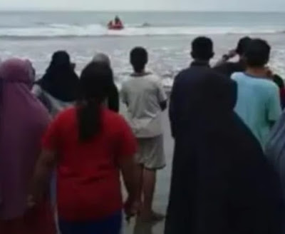 Petugas Berhasil Menemukan Satu Dari Dua Orang Korban Tenggelam di Pantai Karang Labung Kecamatan Lengayang.