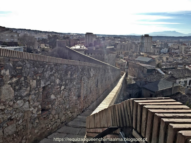 Passeio pela ronda da muralha, cidade de Girona 