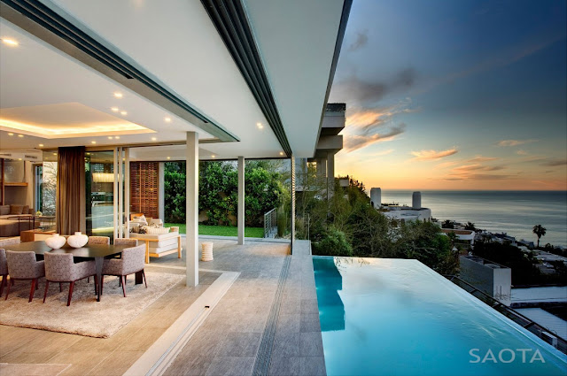 Cliff-edge swimming pool with the ocean view