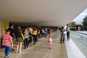 Fila de pessoas na entrada do Museu Oscar Niemeyer