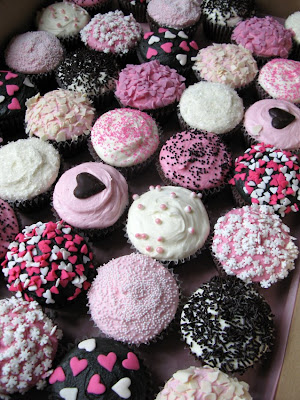 Here's some ace black pink and white wedding cupcakes we did for Katie