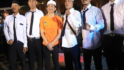 Tukar Nasib : Pejabat Purwakarta Bersihkan Sampah, Apresiasi untuk Petugas Kebersihan