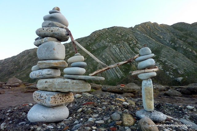 piedras en equilibrio, playa de Aizkorri, stone balancing, land art, Planeta Bilbao