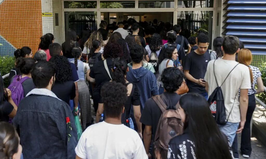 Governo libera primeira parcela do Pé-de-Meia para estudantes do ensino médio