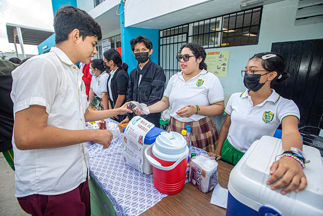 Estudiantes elaboran y venden bisutería, alimentos y botanas de vegetales