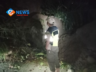 Jalan Penghubung badung garut via talegong tertutup longsor