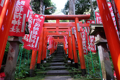 朱の鳥居と参道1