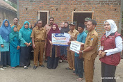  Merasa Terharu Ketua TP PKK OKU Timur dr Sheila Noberta Berikan Bantuan Kepada Penerima Program Bedah Rumah.