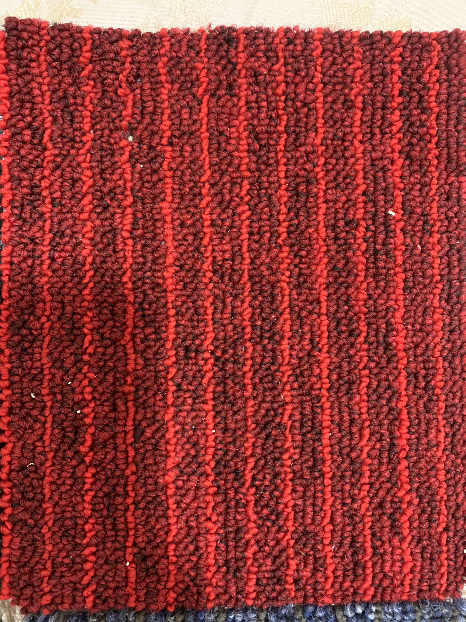 Ảnh thực tế mẫu thảm cuộn kẽ sọc màu đỏ