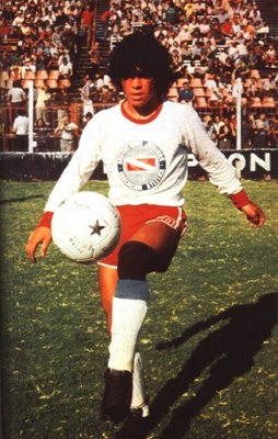 Foto de Diego Maradona entrenando joven