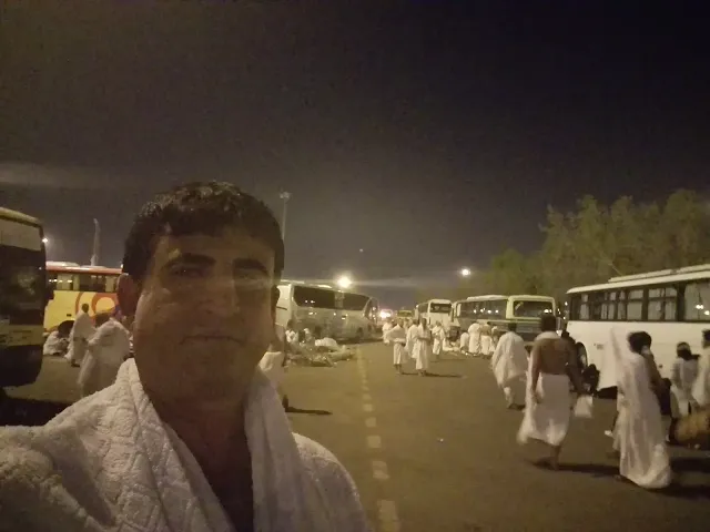 الدليل الشامل للحج والعمرة إذا غابت شمس يوم عرفة، دفع الحجاج إلى مزدلفة ملبين ومكبرين، وعليهم السكينة والوقار حتى يأتون مزدلفة، وسميت مزدلفة بذلك من التزلف والازدلاف، وهو التقرب؛ لأن الحجاج إذا أفاضوا من عرفات از دلفوا إلى منى أي مضوا إليها وتقربوا منها، وقيل سميت بذلك لمجيء الناس إليها في زُلف من الليل أي ساعات (۱) . قال تعالى: ﴿ فَإِذَا أَفَضْتُم مِنْ عَرَفَاتٍ فَاذْكُرُوا اللَّهَ عِندَ الْمَشْعَرِ الْحَرَامِ وَاذْكُرُوهُ كَمَا هَدَنَكُمْ وَإِن كُنتُم مِن قَبْلِهِ لَمِنَ الضَّالِّينَ ﴾ [البقرة: ۱۹۸]. قال البغوي رحمه الله تعالى: (قوله تعالى: ﴿ فَاذْكُرُوا اللَّهَ ﴾ بالدعاء والتلبية ﴿ عِندَ الْمَشْعَرِ الْحَرَامِ ﴾. وهو ما بين جبلي المزدلفة من مأزمَى عرفة إلى المحسّر، وليس المأزمان (۲) ولا المحسّر من المشعر، وسمي مشعرًا من الشعار وهي العلامة، لأنه من معالم الحج، وأصل الحرام: المنع، فهو ممنوع أن يفعل فيه مالم يؤذن فيه، وسمي المزدلفة جمعا، لأنه يُجمع فيه بين صلاتي العشاء)(3)، والإفاضة من عرفات تكون بعد غروب الشمس، وجمع قبل طلوعها من يوم النحر. قال طاووس كان أهل الجاهلية يدفعون من عرفة قبل أن تغيب الشمس، ومن مزدلفة بعد أن تطلع الشمس ويقولون: أشرق ثبير (4) كيما نغير، فأخَّر الله هذه وقدم هذه (5). وعن جابر بن عبد الله رضي الله عنه قال: (ودفع رسول الله «صَلَّى اللَّهُ عَلَيهِ وَسَلَّم» وقد شنق (6) للقصواء الزمام - حتى إن رأسها ليصيب مورك رحله ويقول بيده اليمنى: أيها الناس السكينة السكينة» كلما أتى حبلاً من الحبال (7) أرخى لها قليلاً، حتى تصعد، حتى أتى المزدلفة فصلى بها المغرب والعشاء بأذان واحد، وإقامتين ولم يسبح بينهما شيئًا، ثم اضطجع حتى طلع الفجر فصلى الفجر حين تبين له الصبح بأذان وإقامة، ثم ركب القصواء حتى أتى المشعر الحرام فاستقبل القبلة فدعاه وكبَّره وهلله ووحده، فلم يزل واقفًا حتى أسفر جدًا فدفع قبل أن تطلع الشمس) (8). وفي الآية السابقة، وحديث جابر بيان لفضل ليلة مزدلفة وما فيها من أعمال إما تجب أو تسن في حق الحاج، ولهذه الأعمال ثمار قلبية ومعان إيمانية، منها: (1) يجب على الحجاج المبيت بمزدلفة حتى الفجر، والترخيص للضعفة ومن في حكمهم في الدفع إلى منى بعد منتصف الليل. والمبيت يعني اللبث في المكان ليلاً، ولكن هناك معنى زائد على المبيت في مزدلفة، وهو النوم بعد صلاة المغرب والعشاء. وهذا سنة عن النبي «صَلَّى اللَّهُ عَلَيهِ وَسَلَّم»  كما دل عليه حديث جابر رضي الله عنه. وتجدر الإشارة إلى أن كثيرًا من الحجاج - هداهم الله - يغفلون عن هذه السنة فينشغلون عنها بالكلام والحديث فيما بينهم أول الليل بل إن فئاما منهم قد يتحدثون إلى منتصف الليل، بل ربما أكثر من ذلك، وفي ترك السنة دون مانع تفويت الخير كثير، فالسنة كلها بركة. وما تمسك أحد بالسنة النبوية وتقيد بها إلا شملته البركة - بقدر تمسكه بها - في نفسه وأهله وولده وماله ووقته. يقول أبو العباس ابن عطاء: (من ألزم نفسه آداب السنة عمر الله قلبه بنور المعرفة، ولا مقام أشرف من متابعة الحبيب في أوامره وأفعاله وأخلاقه)(9). (۲) ذكر الله جل وعلا بعد صلاة الفجر عند المشعر الحرام - ومزدلفة كلها مشعر - بالدعاء والتكبير والتهليل حتى الإسفار ، ثم الدفع إلى منى قبل شروق الشمس مخالفة لفعل المشركين إذ لا يدفعون إلى منى حتى تشرق الشمس. والذكر هو شعار المحبين فعلى قدر محبة المؤمن لربه يكون ذكره له جل وعلا، ولذا أمر الله جل وعلا بذكره في مواضع عدة من الحج: قال تعالى: ﴿ فَاذْكُرُوا اللَّهَ عِندَ الْمَشْعَرِ الْحَرَامِ وَاذْكُرُوهُ كَمَا هَدَنكُمْ ﴾ [البقرة: ۱۹۸].  وقال جل وعلا: ﴿ ثُمَّ أَفِيضُوا مِنْ حَيْثُ أَفَاضَ النَّاسُ وَاسْتَغْفِرُوا الله } [البقرة: (۱۹۹]، والاستغفار نوع من أنواع الذكر. وقال جل شأنه: ﴿ فَإِذَا قَضَيْتُم مَّنَسِكَكُمْ فَاذْكُرُوا اللَّهَ كَذِكْرِكُمْ ءَابَاءَكُمْ أَوْ أَشَدَّ ذِكْرًا ﴾ [البقرة: ٢٠٠].  وقال تبارك وتعالى: ﴿ وَاذْكُرُوا اللَّهَ فِي أَيَّامٍ مَعْدُودَاتٍ ﴾  [البقرة: ٢٠٣]، وهي أيام التشريق. وقال عز وجل:﴿ وَلِكُلِّ أُمَّةٍ جَعَلْنَا مَنسَكًا لِيَذْكُرُوا اسْمَ اللَّهِ عَلَى مَا رَزَقَهُم مِّنْ بَهِيمَةِ الْأَنْعَمِ ﴾ [الحج: ٣٤]. وقد بين النبي «صَلَّى اللَّهُ عَلَيهِ وَسَلَّم» فضل الذكر في أحاديث عدة، منها: قال : (مثل الذي يذكر ربه والذي لا يذكر ربه مثل الحي والميت) (10) .  وكان عليه الصلاة والسلام يسير في طريق مكة، فمرَّ على جبل يقال له: حمدان، فقال: (سيروا هذا جمدان، سبق المفردون)، فقالوا: وما المفردون يا رسول الله ؟ قال : (الذاكرين الله كثيرًا والذاكرات) [الأحزاب: ٣٥](11). وذكر «صَلَّى اللَّهُ عَلَيهِ وَسَلَّم» من السبعة الذين يظلهم الله في ظله يوم لا ظل إلا ظله: ( ورجل ذكر الله خاليًا ففاضت عيناه)(12). وقال«صَلَّى اللَّهُ عَلَيهِ وَسَلَّم»:  ( ثلاث لا يرد الله دعاءهم: الذاكر الله كثيرا، : ودعوة المظلوم، والإمام المقسط)(13). والذكر له روحان لا يؤتي أكله وثماره يانعة إلا بهما، وهما التضرع والخوف وهما عبادتان قلبيتان إذا خلا القلب منهما فالذكر لا روح فيه. قال تعالى: ﴿ وَاذْكُر رَّبَّكَ فِي نَفْسِكَ تَضَرُّعًا وَخِيفَةً ﴾ *[الأعراف: ٢٠٥]. يقول شيخ الإسلام ابن تيمية رحمه الله تعالى مقارناً بين الذكر والدعاء وتأمل كيف قال في آية الذكر : ﴿ وَاذْكُر رَبَّكَ ﴾ الآية، وفي آية الدعاء: ﴿ادْعُوا رَبَّكُمْ تَضَرُّعًا وَخُفْيَةً﴾ فَذَكر التضرع فيهما معا وهو التذلل والتمسكن والانكسار وهو روح الذكر والدعاء.  وخص الدعاء بالخفية لما ذكرنا من الحكم وغيرها، وخص الذكر بالخيفة لحاجة الذاكر إلى الخوف، فإن الذكر يستلزم المحبة ويثمرها، ولا بد لمن أكثر من ذكر الله أن يثمر له ذلك محبته، والمحبة ما لم تقترن بالخوف فإنها لا تنفع صاحبها بل تضره؛ لأنها توجب التواني والانبساط، وربما آلت بكثير من الجهال المغرورين إلى أن استغنوا بها عن الواجبات وقالوا: المقصود من العبادات إنما هو عبادة القلب وإقباله على الله ومحبته له فإذا حصل المقصود فالاشتغال بالوسيلة باطل إلى أن قال رحمه الله - والمقصود أن تجريد الحب والذكر عن الخوف يوقع في هذه المعاصي. فإذا اقترن بالخوف جمعه على الطريق ورده إليها كلما كلَّها شيء كالخائف الذي معه سوط يضرب به مطيته، لئلا تخرج عن الطريق) (14). (3) في قوله جل وعلا: ﴿ فَاذْكُرُوا اللَّهَ عِندَ الْمَشْعَرِ﴾ وهو نصف الإيمان كما تقدم والإيمان نصفان: نصف شکر، ونصف صبر ) (15). (4) عن عمر بن ميمون قال: شهدت عمر بن الخطاب رضي الله عنه صلى بجمع الصبح ثم وقف فقال: (إن المشركين كانوا لا يفيضون حتى تطلع الشمس، ويقولون: أشرق ثبير، وإن النبي «صَلَّى اللَّهُ عَلَيهِ وَسَلَّم» خالفهم ثم أفاض قبل أن تطلع الشمس) (16). فمخالفة المشركين في الإفاضة من عرفة بعد مغرب الشمس، والدفع من مزدلفة مع الإسفار قبل طلوع الشمس أمر مقصود شرعًا. إذ إن الحج ومشاعره من إرث أبينا إبراهيم عليه السلام فأعاد لكن المشركين بدلوا فزادوا فيه ونقصوا، فجاء النبي ص الحج ومشاعره على ما كان عليه من عهد أبينا إبراهيم عليه السلام.  قال ابن القيم رحمه الله تعالى: (الشريعة قد استقرت -ولا سيما في المناسك على قصد مخالفة المشركين)(۳). فمخالفة المشركين في الحج وفي غيره أمر مطلوب شرعًا لأسباب عدة، منها: (1) ليحصل التميز بين المسلمين والمشركين في الحج ومشاعره بل كذلك بين المسلمين واليهود كما في صيام يوم عاشوراء فالنبي «صَلَّى اللَّهُ عَلَيهِ وَسَلَّم» كان يتعمد مخالفة المشركين وكذلك أهل الكتاب. وعدم المشابهة المقصود منها لئلا يحصل لبس أو تلبيس بين دين الإسلام وغيره من الأديان، فيظن أن الفرق بينها يسير، سواء كان ذلك عند العامة من المسلمين، أو عند الكفار ممن لا يعرف حقيقة الإسلام والشرك والكفر، أو ممن يحاول التقريب بين الإسلام وغيره من الأديان والمذاهب الكفرية بشبه واهية، فحقيقة الأمر،﴿ لكُمْ دِينَكُمْ وَلِيَ دِينِ ﴾ [الكافرون : ٦]. ( 2) المشابهة في الحقيقة لها أثر كبير على القلب ومن ثم على الأخلاق وهكذا حتى تصل إلى العقيدة - لا قدر الله -. يقول شيخ الإسلام عن هذا الأمر: (وأصل المشابهة: وذلك أن الله تعالى جَبَل بنى آدم بل سائر المخلوقات، على التفاعل بين الشيئين المتشابهين وكلما كانت المشابهة أكثر، كان التفاعل في الأخلاق والصفات أتم، حتى يؤول الأمر إلى أن لا يتميّز أحدهما عن الآخر إلا بالعين فقط - إلى أن قال رحمه الله - فالمشابهة والمشاكلة في الأمور الظاهرة، توجب مشابهة ومشاكلة في الأمور الباطنة على وجه المسارقة والتدرج الخفي) (18). وعلى هذا فالمشابهة في الظاهر لها أثر على المشابهة في الباطن، وكذلك لها أثر على المحبة والائتلاف ولهذا أمر الله جل وعلا ورسوله «صَلَّى اللَّهُ عَلَيهِ وَسَلَّم»  بمخالفة المشركين وأهل الكتاب وغيرهم والتميز عنهم في الظاهر والباطن، وعدم التساهل في ذلك. وتميز المسلم بشخصيته الإسلامية المتكاملة القائمة على منهاج النبوة له أثر بالغ في ثباته على دينه وعدم النكوص والرجوع أو المداهنة والتنازل عن شيء من دينه أمام تحديات الشهوات والشبهات، وأمام تحديات الكفار والمنافقين. وللمسلم الصادق في أصحاب رسول الله «صَلَّى اللَّهُ عَلَيهِ وَسَلَّم»  قدوة حسنة، فلقد كان الصحابة الكرام رضوان الله عليهم، ما أن يسلم أحدهم حتى يترك كل ماضيه في الجاهلية، وكأنها خلق من جديد. قال تعالى: ﴿ أَوَمَن كَانَ مَيْتًا فَأَحْيَيْنَهُ وَجَعَلْنَا لَهُ نُورًا يَمْشِي بِهِ فِي النَّاسِ كَمَن مَّثَلُهُ فِي الظُّلُمَاتِ لَيْسَ بِخَارِج مِنْهَا ﴾ [الأنعام: ١٢٢]. فماضي الصحابي رضي الله عنه شيء، وحاضره في إسلامه شيء آخر، وذلك بمفارقته وتميزه عن المجتمع الجاهلي من حوله -وإن كان يعيش بين ظهرانيهم ويبيع ويشتري منهم بعقيدته وعبادته وعلاقاته وشؤون حياته في هديه وسيرته، ولم يقف عند ذلك، بل تبرأ وعادى كل أصنام الجاهلية وأوثانها ومعتقداتها وعاداتها بل أهلها، كل ذلك على منهاج النبوة، فكان لسان حاله ومقاله يقول للجاهلية وأهلها : ﴿ لَكُمْ دِينَكُمْ وَلِيَ دِينِ ﴾ [الكافرون: ٦].  فتميزه ومفارقته الواضحة كانت - بتوفيق الله - سببًا في ألا يكون لماضيه في الجاهلية من معتقدات وعبادات وشهوات، ولا لأهلها بإغراءاتهم ومساوماتهم وتعذيبهم وسجنهم؛ أثر عليه في إسلامه فهو ثابت على دينه كالجبل الأشم لا يتزعزع عنه، ولا يتنازل عن شيء منه. مراجع انظر (موسوعة نضرة النعيم) الحاشية (٧) (١٥٣٦/٤). المأزم: المضيق وكل طريق ضيق بين جبلين يقال له مأزم، انظر (ازم) من (مختار الصحاح). أي صلاة المغرب والعشاء. جبل بين مكة ومنى وهو على يمين الداخل منها إلى مكة. (معالم التنزيل) للبغوي (١ / ١٨٤ - ١٨٥) طبعة دار طيبة. شنق: ضم، وضيق. الحبال جمع حبل، وهو التل اللطيف من الرمل الضخم. رواه مسلم رقم (۱۲۱۸) (الحلية) (٣٠٢/١٠). رواه البخاري رقم ( ٦٤٠٧) ومسلم رقم (٧٧٩). رواه مسلم رقم (٢٦٧٦). رواه البخاري رقم (٦٦٠) ومسلم رقم (١٠٣١). رواه البيهقي رقم (٥٥٨) ، وحسنه الألباني في (الصحيح) رقم (۱۲۱۱). (مجموع الفتاوى) (١٥/ ١٩) وما بعدها. (مدارج السالكين) (٥٧٢/٢-٥٧٣). رواه البخاري رقم (١٦٨٤). (حاشية ابن القيم على سنن أبي داود) (١٤٦/٥). (اقتضاء الصراط المستقيم) (٥٤٧/١-٥٤٨).