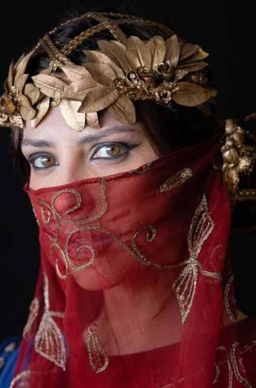 Nadi (Camila Rodrigues) com coroa e lenço no rosto