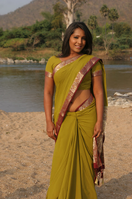 Meghna Naidu navel in saree