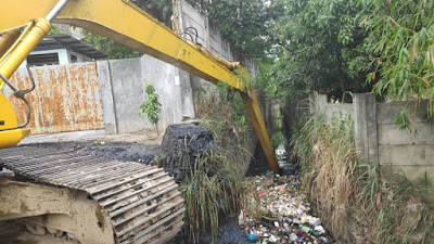 Antisipasi Luapan Sungai, Satgas Subsektor 21-13 Angkat Sedimentasi Dan Sampah Di Aliran Sungai Kalimalang Cimahi