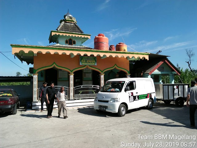 Kegiatan Bersih-bersih Masjid Al-Iman Kragilan, Pogalan, Kecamatan Pakis, dan Family Gathering Tim Bersih-bersih Masjid Magelang di kawasan wisata Kragilan, Pogalan, Kecamatan Pakis, Kabupaten Magelang.