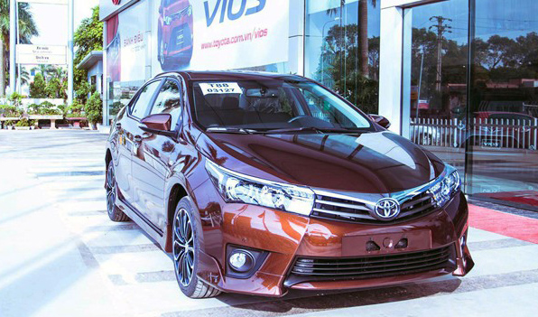 toyota-corolla-altis-1-8-ban-2014-co-mat-tai-nhieu-showroom