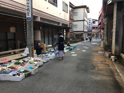 肘折温泉の朝市