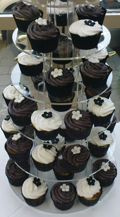 Black and white cream and flowers by Dublin Cupcakes Ltd 28 Gardiner Place