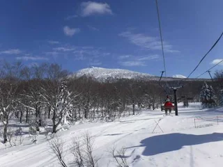 リフトの上から北八甲田連峰の田茂萢岳を眺める