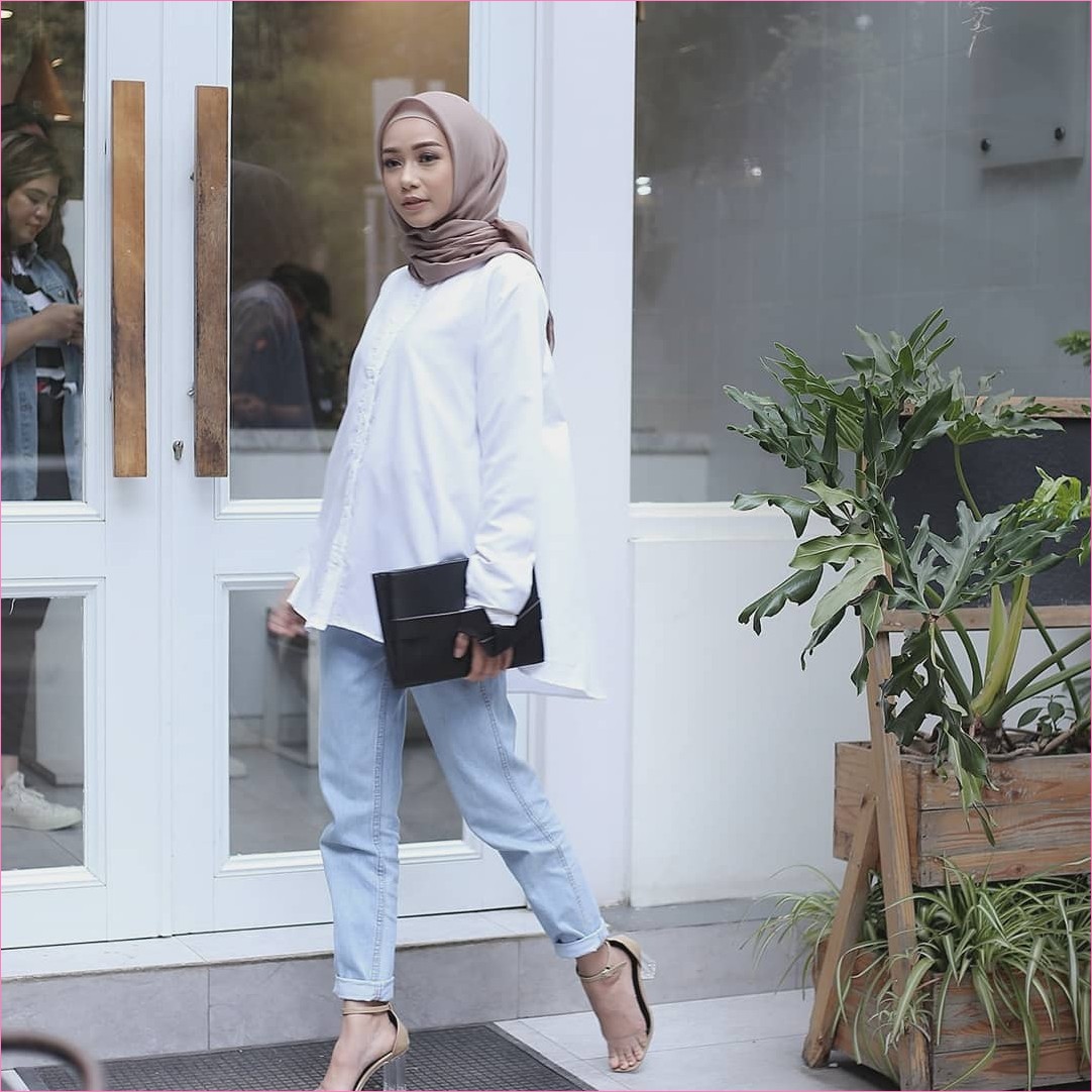 37 Baju Putih Celana Jeans Hijab