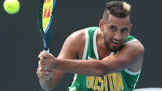 Vestindo uma camiseta do Boston Celtics, da NBA, Nick Kyrgios treina para o US Open