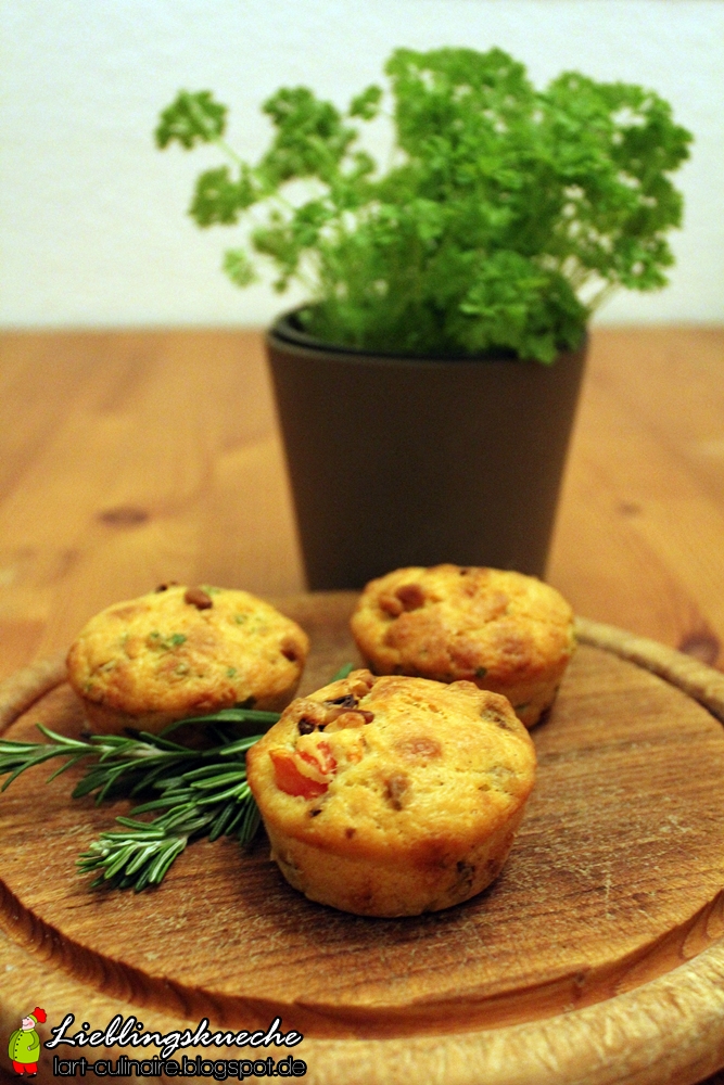 Herzhafte Muffins mit Tomaten und Pinienkernen