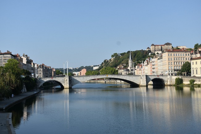Vista general de Lyon desde uno de sus ríos