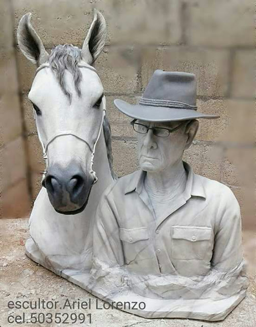 Busto de un caballo y su jinete