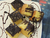 Cake with easy cocoa sauce