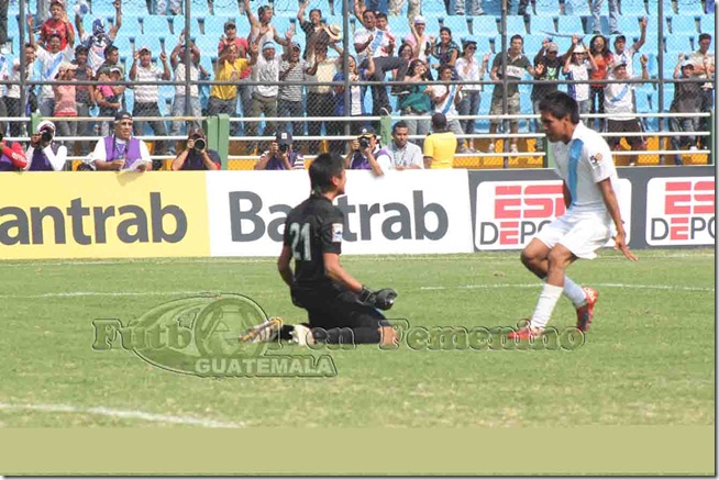 festejo del portero y compañero de equipo copia