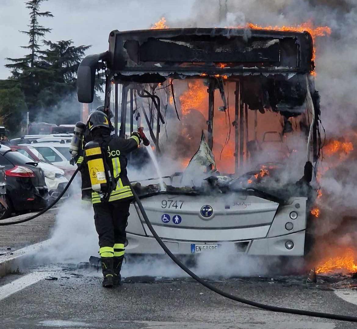 Flambus: a fuoco un bus Roma TPL ad Anagnina