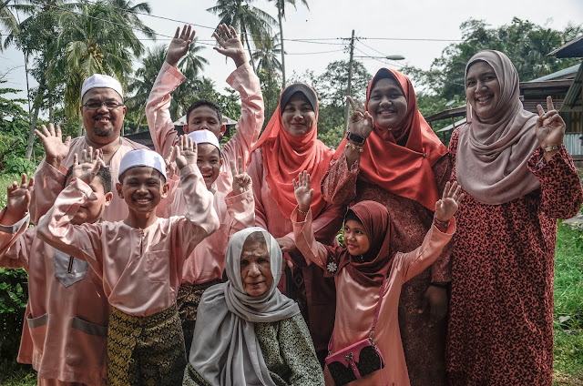 Jangan tinggal mak seorang diri kat kampung