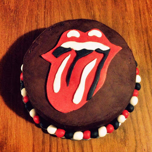 http://heartcoretoys.blogspot.gr/2013/11/rolling-stones-birthday-cake.html#.UuAA_vuTual