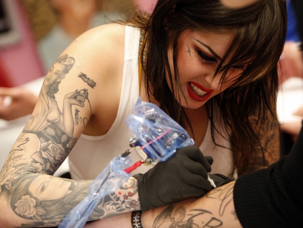 girl make tattoo neck in hand