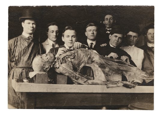 Fotografias de um rito de passagem na American Medicine 1880-1930