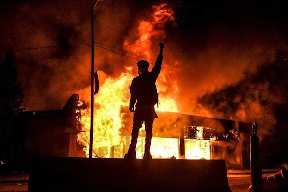 Esvati̇ni̇'de gerçekleşen protestolar gittikçe yıkıcı bir hal almaya başladı