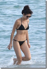 Olga-Kurylenko-Wearing-Sexy-Black-Bikini-At-The-Beach-In-Miami-08