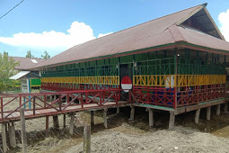 Satgas Pamrahwan Yonif 756/WMS Renovasi Bangunan Sekolah TK di Asmat