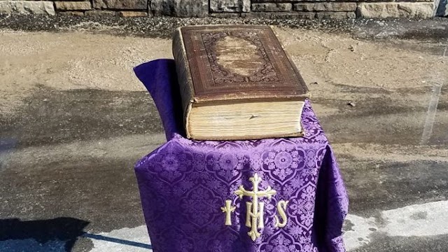 Incêndio destrói templo de igreja, mas Bíblia de 150 anos fica intacta: “É um milagre”